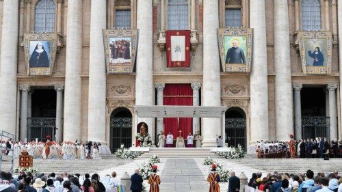 Les nouveaux saints témoins d’espérance dans l’histoire troublée de l’humanité FRA-043 Les nouveaux saints témoins d’espérance dans l’histoire troublée de l’humanité FRA-043