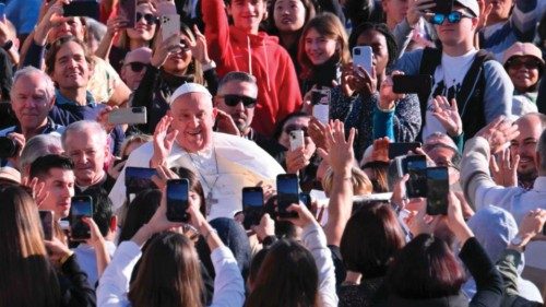 TOPSHOT - Pope Francis waves to the crowd from the popemobile as he arrives for the weekly general ... TOPSHOT - Pope Francis waves to the crowd from the popemobile as he arrives for the weekly general ...