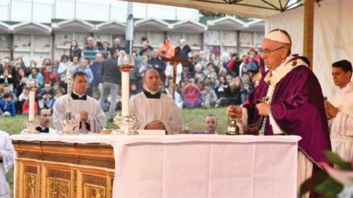Le Pape au cimetière Laurentino de Rome FRA-044 Le Pape au cimetière Laurentino de Rome FRA-044
