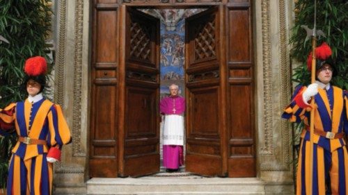 Avec «l’Extra Omnes» les cardinaux entrent en Conclave FRA-006 Avec «l’Extra Omnes» les cardinaux entrent en Conclave FRA-006