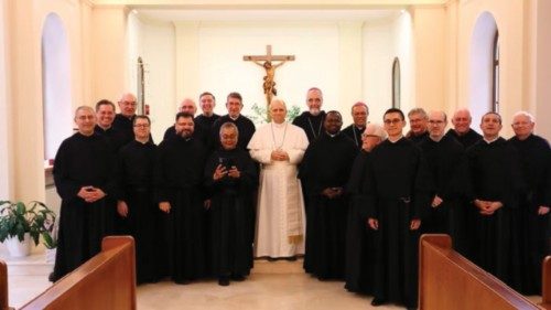  Soyez proches  vivez en communion entre vous  FRA-007