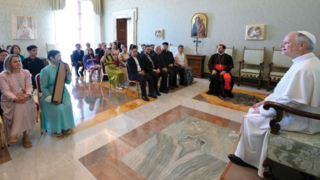  Le Pape reçoit une délégation venue de Mongolie  FRA-008