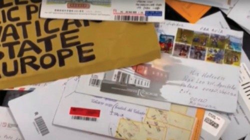 Chaque jour, 100 kg de lettres adressées au Pape FRA-009 Chaque jour, 100 kg de lettres adressées au Pape FRA-009