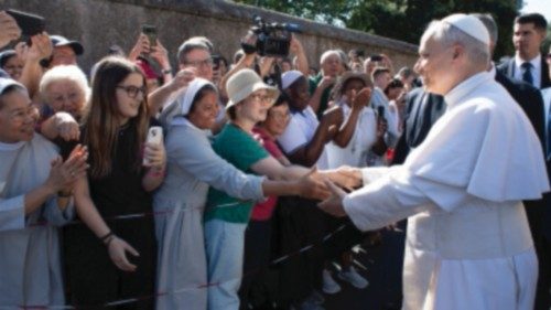 Le Pape accueilli dans sa résidence d’été FRA-009 Le Pape accueilli dans sa résidence d’été FRA-009