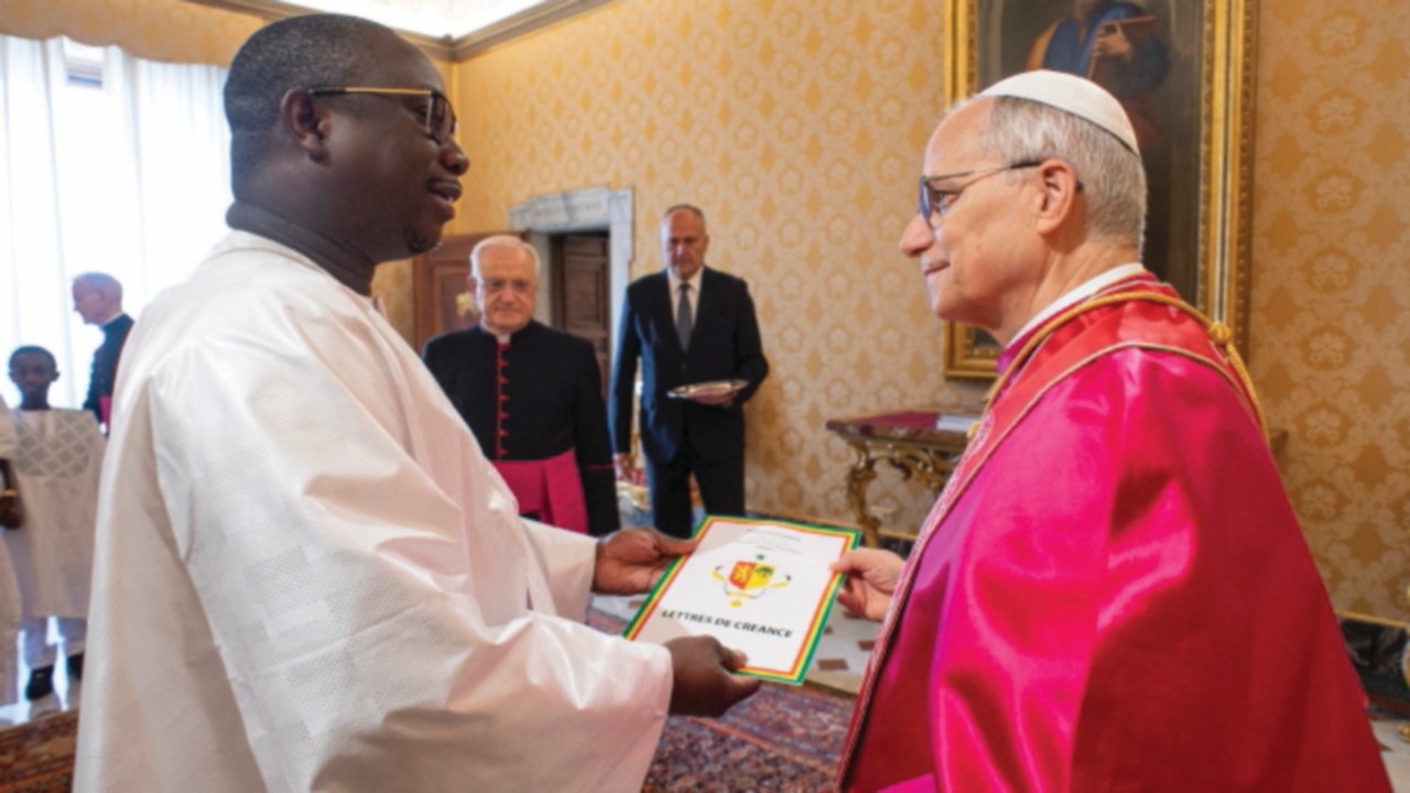  Lettres de créance de l’ambassadeur du Sénégal  FRA-010