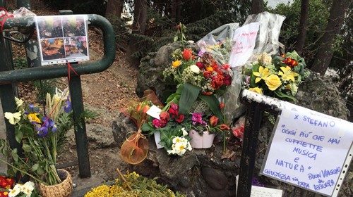 Fiori e foto di Stefano Leo poste nel luogo dell?omicidio ai Murazzi del Po, Torino, 31 marzo 2019. ...