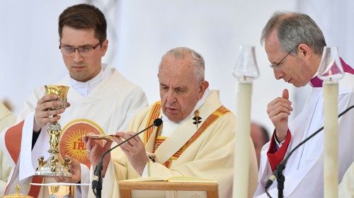Pope Francis (C) celebrates a Holy Mass on Macedonia square in Skopje on May 7, 2019. - Pope Francis ...
