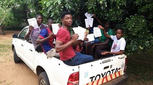 Giovani volontari mobilitati per il volantinaggio con le indicazioni sanitarie per contenere l’epidemia