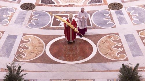 SS. Francesco - Basilica vaticana - Altare della Cattedra: Domenica delle Palme 05-04-2020 SS. Francesco - Basilica vaticana - Altare della Cattedra: Domenica delle Palme 05-04-2020