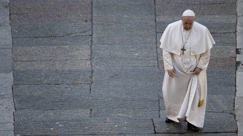 Il Papa si avvia verso l’altare sul sagrato della basilica di San Pietro per la preghiera di venerdì 27 marzo