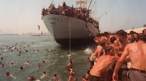 L’arrivo a Bari della motonave Vlora con a bordo migliaia di migranti albanesi l’8 agosto del 1991