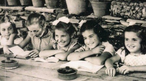 Scuola di Barbiana, pergolato esterno: una lezione estiva (particolare dalla copertina del libro) Scuola di Barbiana, pergolato esterno: una lezione estiva (particolare dalla copertina del libro)
