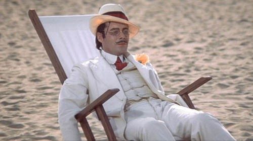 Dirk Bogard nei panni dello scrittore Gustav Aschenbach nel film di Visconti (1971) tratto dall’omonimo romanzo di Thomas Mann