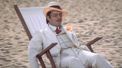 Dirk Bogard nei panni dello scrittore Gustav Aschenbach nel film di Visconti (1971) tratto dall’omonimo romanzo di Thomas Mann Dirk Bogard nei panni dello scrittore Gustav Aschenbach nel film di Visconti (1971) tratto dall’omonimo romanzo di Thomas Mann