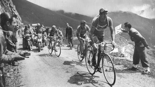 Gino Bartali, Louison Bobet e Andre Brule durante la salita del passaggio della Croce di ferro al Tour de France del 1948 durante la tappa Briançon - Aix Les Bains