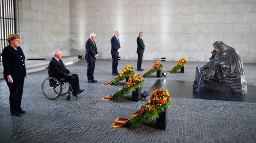 Le massime autorità tedesche al memoriale delle vittime della guerra a Berlino (Reuters)