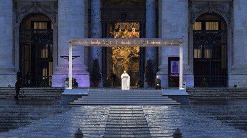 Il Papa in piazza San Pietro il 27 marzo 2020