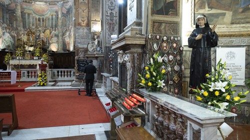 La statua di suor Faustina nella chiesa romana di Santo Spirito in Sassia, dove lo scorso 19 aprile il Papa ha celebrato la festa della Divina misericordia