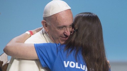 L’abbraccio tra Francesco e una delle giovani volontarie della Gmg di Cracovia (31 luglio 2016) L’abbraccio tra Francesco e una delle giovani volontarie della Gmg di Cracovia (31 luglio 2016)