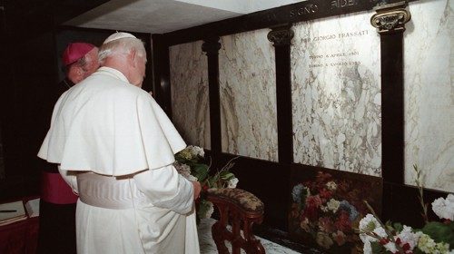 Nel luglio 1989 Giovanni Paolo II visita al cimitero di Pollone, alle porte di Biella, la tomba di Pier Giorgio Frassati, in seguito traslata nella cattedrale di Torino 