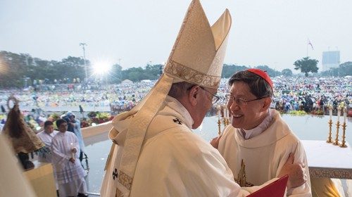 Papa Francesco con il cardinale Tagle durante il viaggio nelle Filippine (gennaio 2015)