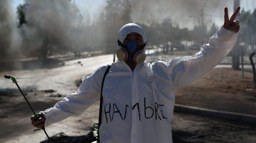 Dimostrante durante scontri con la polizia a Santiago (Reuters)