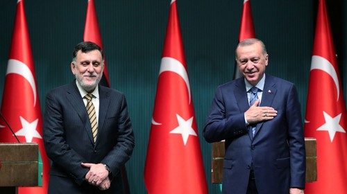 Recep Erdoğan e Fayez al-Serraj in conferenza stampa ad Ankara (Reuters)