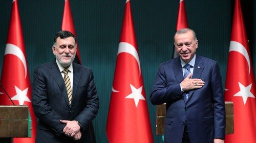 Recep Erdoğan e Fayez al-Serraj in conferenza stampa ad Ankara (Reuters) Recep Erdoğan e Fayez al-Serraj in conferenza stampa ad Ankara (Reuters)