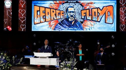 Il reverendo Al Sharpton ricorda Floyd durante la cerimonia a Minneapolis (Reuters)