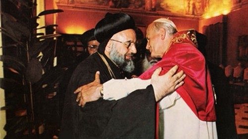 L’abbraccio tra san Giovanni Paolo II e il patriarca siro ortodosso Ignatius Zakka I Iwas