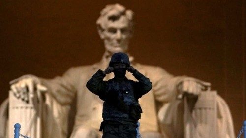 Un agente davanti al Lincoln Memorial a Washington (Reuters)