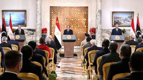 Abdel Fattah al-Sisi, Khalifa Haftar e Aguila Saleh in conferenza stampa al Cairo (Afp)