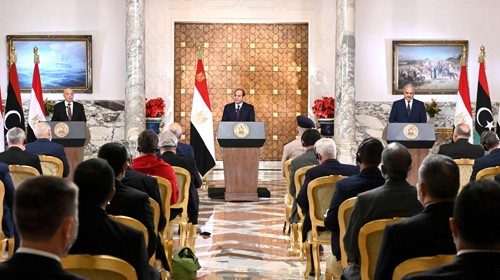 Abdel Fattah al-Sisi, Khalifa Haftar e Aguila Saleh in conferenza stampa al Cairo (Afp) Abdel Fattah al-Sisi, Khalifa Haftar e Aguila Saleh in conferenza stampa al Cairo (Afp)