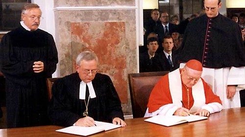 Il vescovo Christian Krause e il cardinale Edward Idris Cassidy firmano la Dichiarazione congiunta sulla dottrina della giustificazione (Augusta, 31 ottobre 1999)