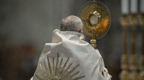 SS. Francesco - Basilica Vaticana - Altare della Cattedra: Santa Messa nella solennitÃ  del Corpus ...