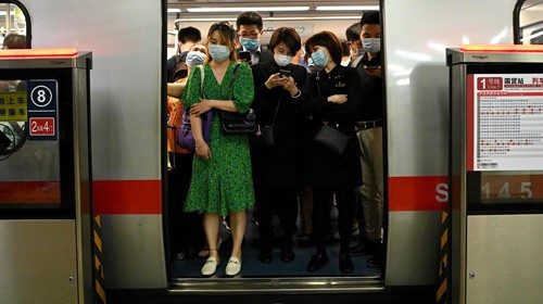Passeggeri nella metropolitana di Pechino (Afp)