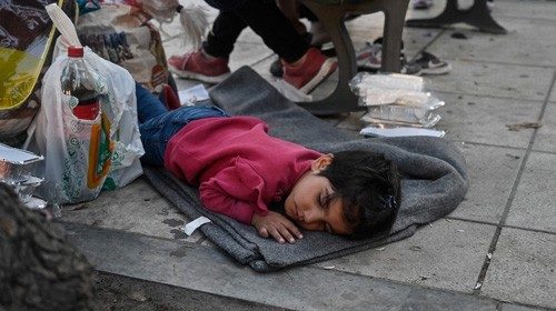 Un piccolo migrante stremato dorme per terra in un campo nell’isola di Lesbo (Afp) Un piccolo migrante stremato dorme per terra in un campo nell’isola di Lesbo (Afp)