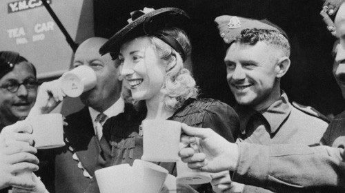 Vera Lynn con soldati britannici (Getty Images) Vera Lynn con soldati britannici (Getty Images)