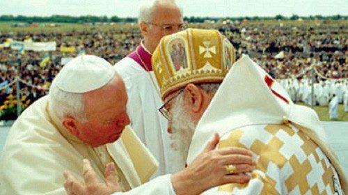 Giovanni Paolo II abbraccia il cardinale Lubomyr Husar (27 giugno 2001) durante il suo viaggio apostolico in Ucraina