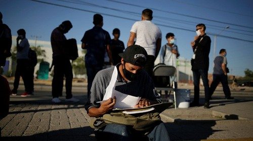 Un lavoratore compila una richiesta di impiego in una fabbrica di Ciudad Juarez, in Messico (Reuters)
