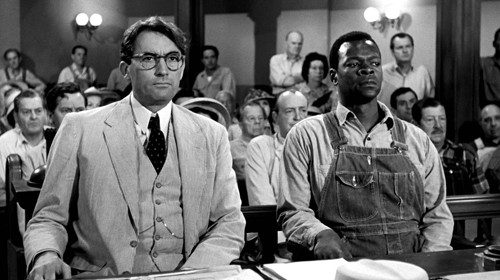 Gregory Peck e Brock Peters in una scena del film «Il buio oltre la siepe» diretto da Robert Mulligan nel 1962