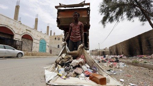 Un uomo pulisce una strada nel centro di Sana’a (Epa)