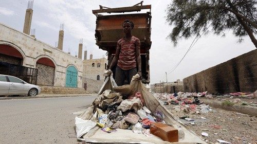 Un uomo pulisce una strada nel centro di Sana’a (Epa) Un uomo pulisce una strada nel centro di Sana’a (Epa)