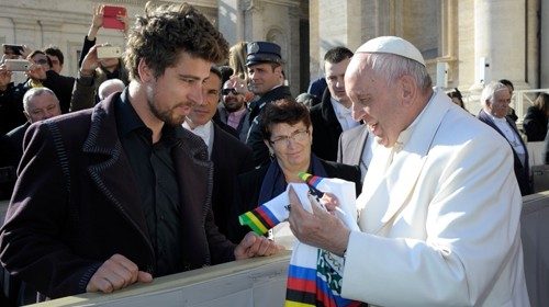 Papa Francesco riceve da Peter Sagan la maglia di campione del mondo di ciclismo con dedica autografa