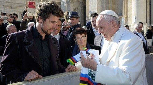 Papa Francesco riceve da Peter Sagan la maglia di campione del mondo di ciclismo con dedica autografa Papa Francesco riceve da Peter Sagan la maglia di campione del mondo di ciclismo con dedica autografa
