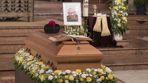 epa08534075 The coffin of deceased cleric Georg Ratzinger is displayed during a requiem at the ...
