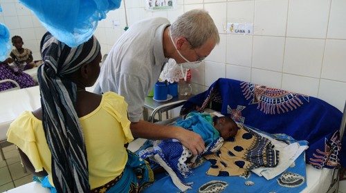 Don Dante Carraro mentre visita un bambino all’ospedale centrale di Beira in Mozambico