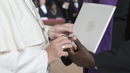 Il Papa consegna a un missionario della misericordia una copia della lettera apostolica «Misericordia et misera» a conclusione del Giubileo straordinario (20 novembre 2016)