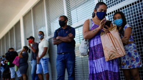 In fila davanti a uno sportello bancario (Reuters) In fila davanti a uno sportello bancario (Reuters)