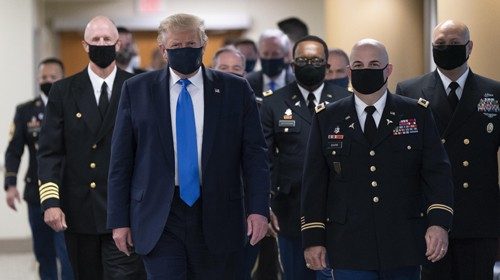 Trump indossa la mascherina durante la visita al Walter Reed Medical Center in Maryland (Epa)